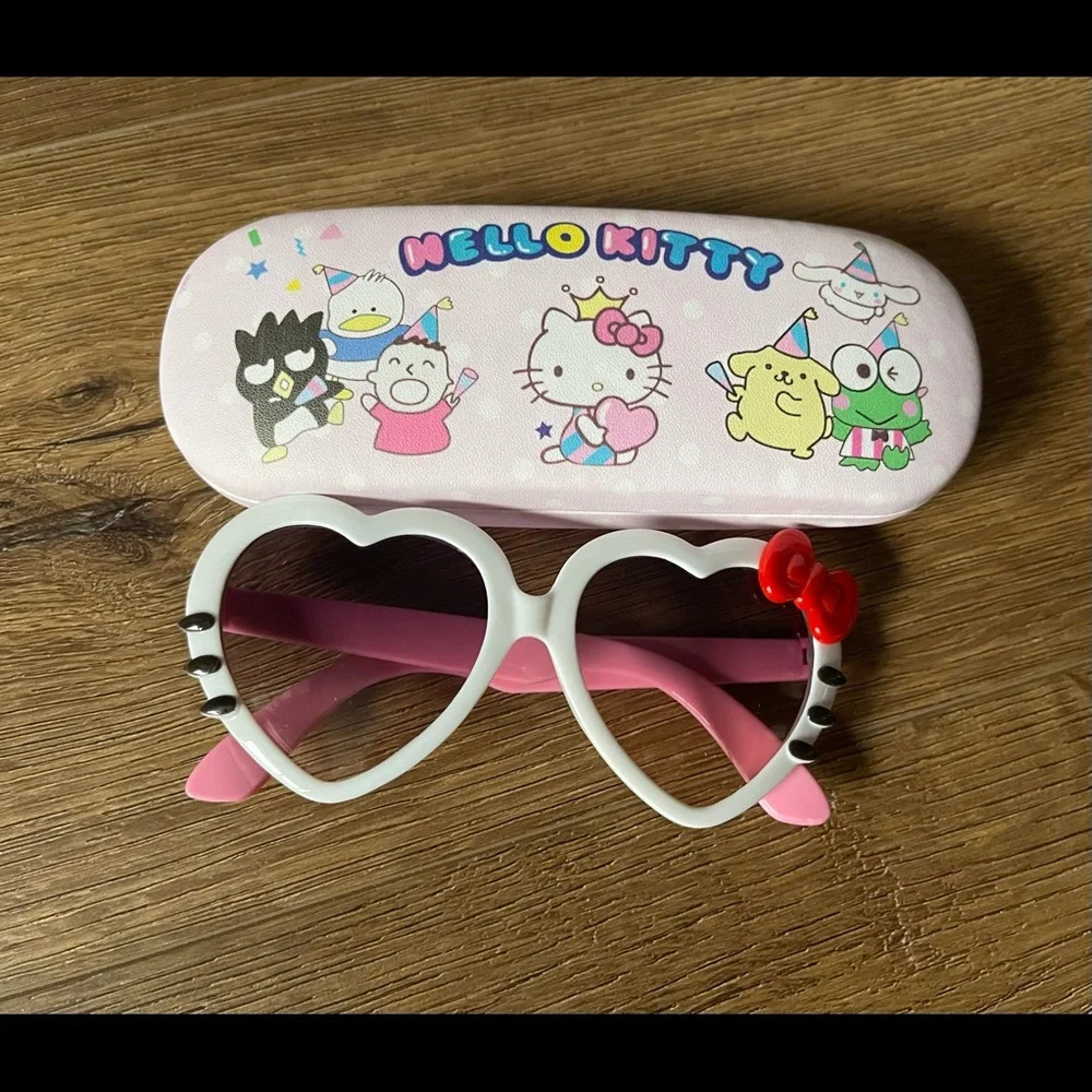 HELLO KITTY-NWT Children’s Sunglasses with Sanrio Case